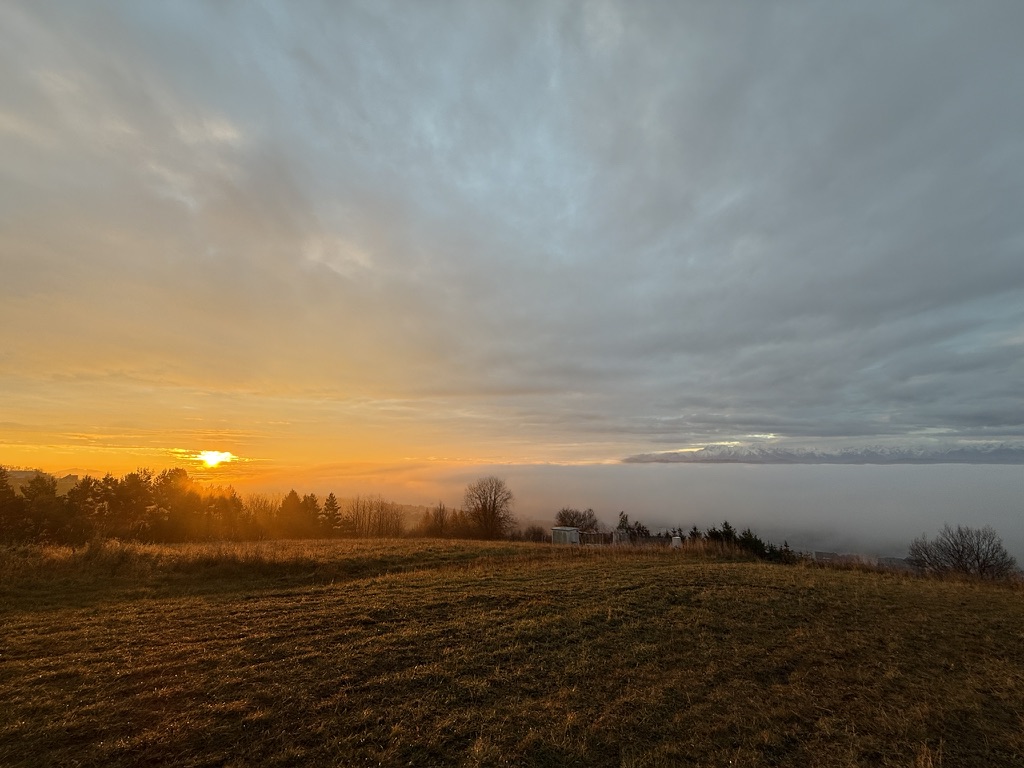 Wschód słońca nad górami